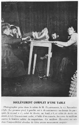 Una mesa levitando durante una sesión con Eusapia Palladino (1854-1918) 12 de noviembre de 1898
